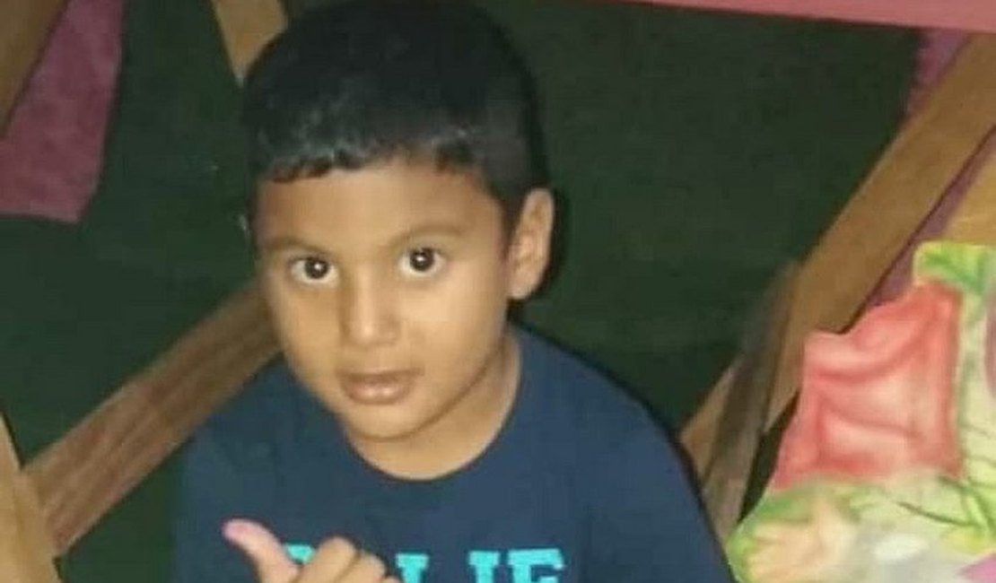 Criança de 5 anos morre ao cortar fio de ventilador com tesoura