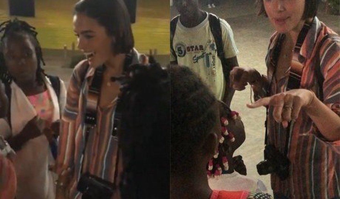Bruna Marquezine visita crianças carentes no Congo