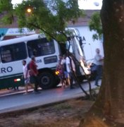 Colisão entre carro e ônibus deixa trânsito lento no Farol
