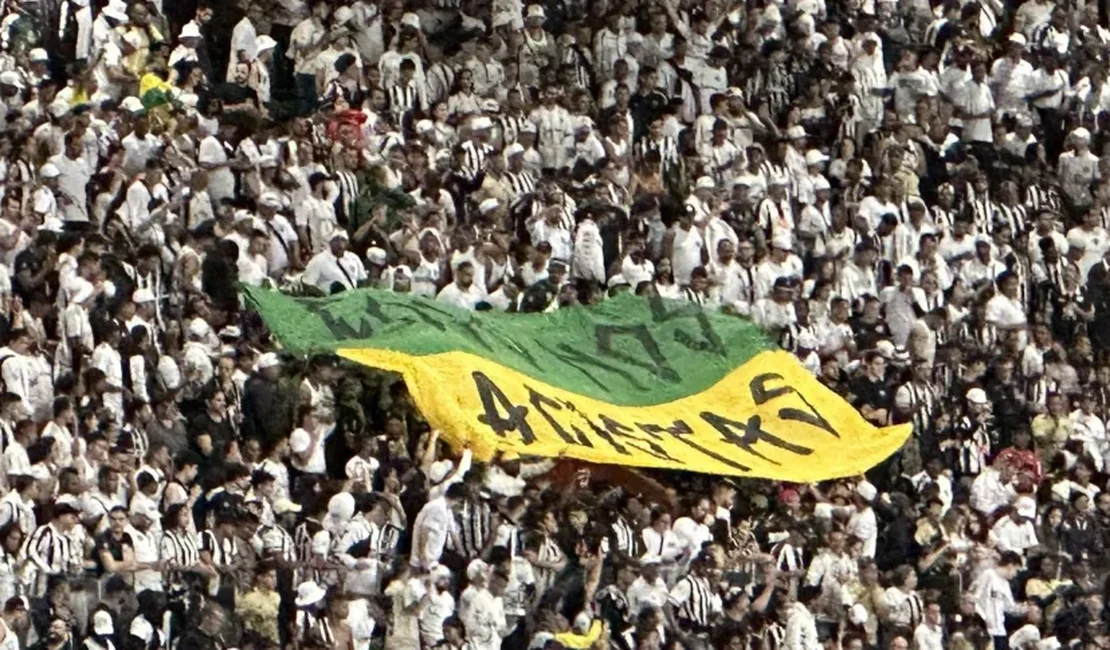 Torcida do Atlético-MG exibe faixa em apoio a Vini Jr.: “Fogo nos racistas”