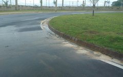 Água e lama provocam acidentes com pedestres e motoristas. 