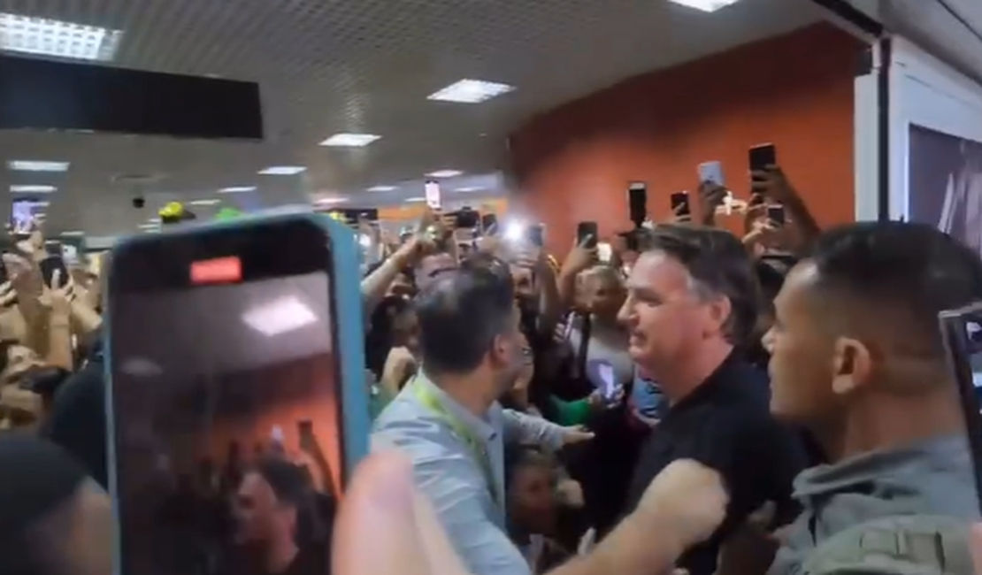 Bolsonaro é recebido por apoiadores no Aeroporto Zumbi dos Palmares