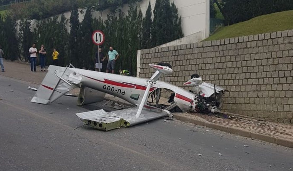 [Vídeo]Avião monomotor cai no centro de cidade em Santa Catarina