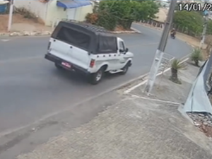 Câmera flagra carro desgovernado antes de acidente fatal em Palmeira; confira vídeo