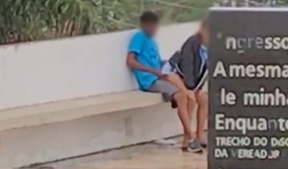 [Vídeo] Casal é flagrado fazendo sexo no Memorial da Mulher em Arapiraca