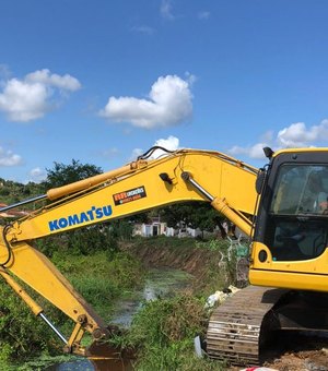 Prefeitura de Penedo realiza mutirão de limpeza nos canais da Lagoa do Oiteiro