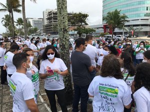 Enfermeiros realizam carreata na orla de Maceió e pedem instituição do piso salarial