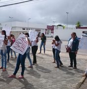 Esposas de reeducandos protestam contra suspensão de visitas em frente à sede da OAB Arapiraca
