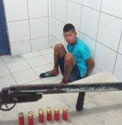 'Segurança' de boca de fumo é preso com espingarda e munições, em Maceió