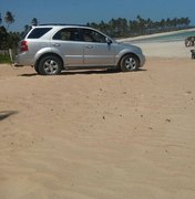 Homem é flagrado destruindo projeto do IMA na praia para passar com carro 