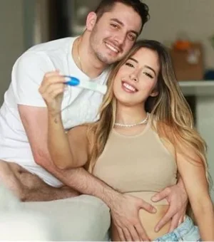 Duas semanas após casamento, mulher de Jonas Esticado anuncia gravidez