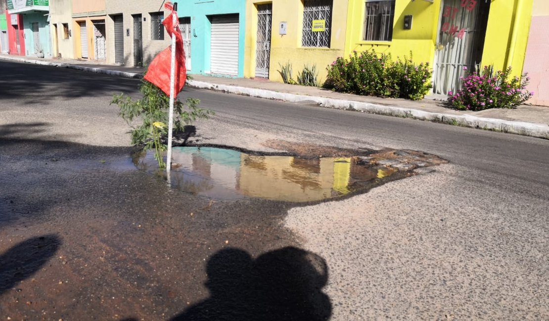 Casal descumpre decisão judicial sobre reparos em vias públicas de Arapiraca