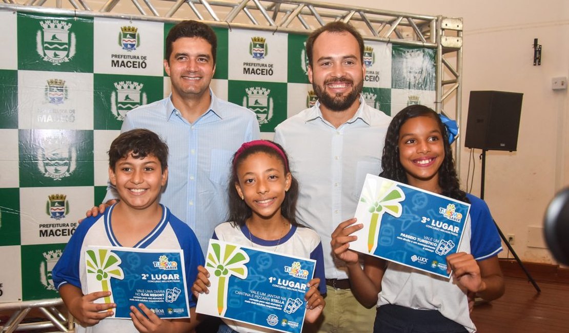 Prefeito Rui Palmeira entrega prêmio Turismo do Saber na Escola