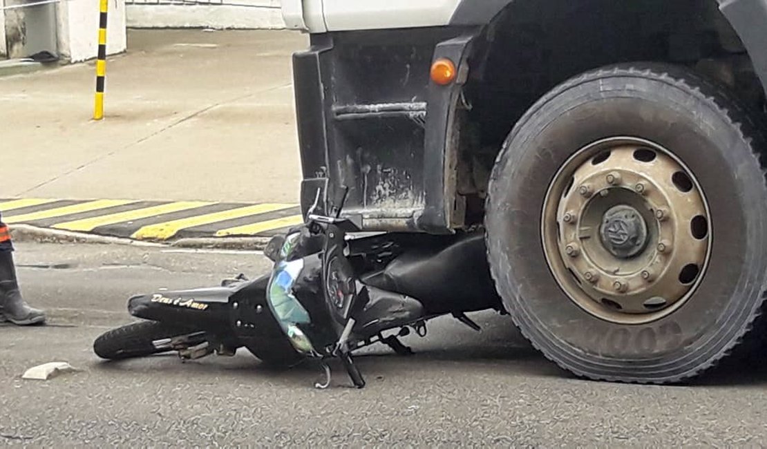 Motociclista fica com fratura exposta após acidente na Av. Fernandes Lima