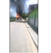 População aciona Corpo de Bombeiros após incêndio em veículo