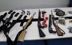 Armas e munições apreendidas com suspeitos 
