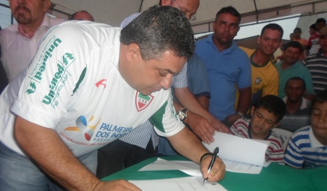 Prefeito assina ordem de serviço para reforma do Juca Sampaio