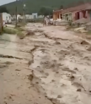 [Vídeo] Barragem não aguenta pressão, rompe e água invade povoado da zona rural de Girau do Ponciano