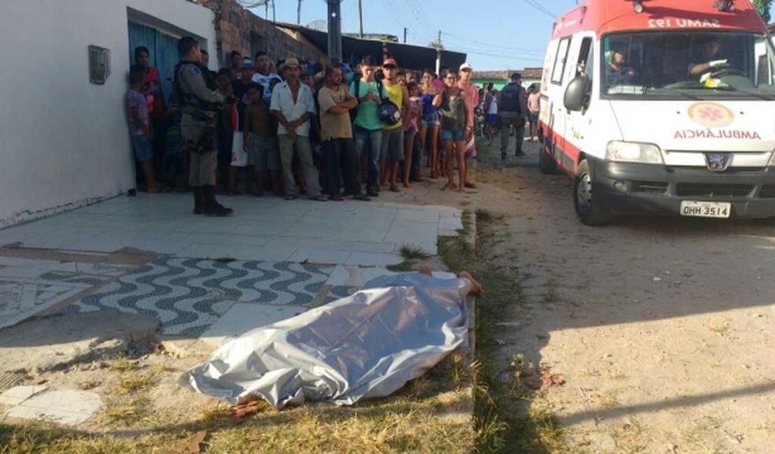 Criminosos executam filho na frente do pai e de vizinhos em bairro de Arapiraca