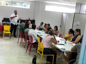 Héctor Martins discute ações voltadas a educação