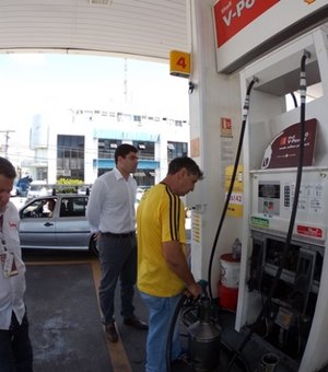 Técnicos do Instituto de Metrologia fiscalizam postos de combustíveis em Maceió