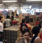 [Vídeo] Consumidores fazem filas para aproveitar as ofertas da Black Friday no comércio de Arapiraca
