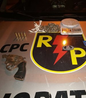 Dupla é presa com revólveres e drogas na parte alta de Maceió