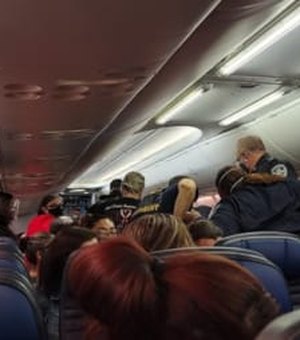 Homem com covid-19 morre em avião e passageiros se desesperam
