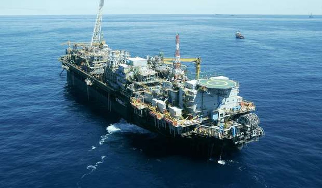 Petrobras aponta trincas em plataforma em Campos e retira funcionários