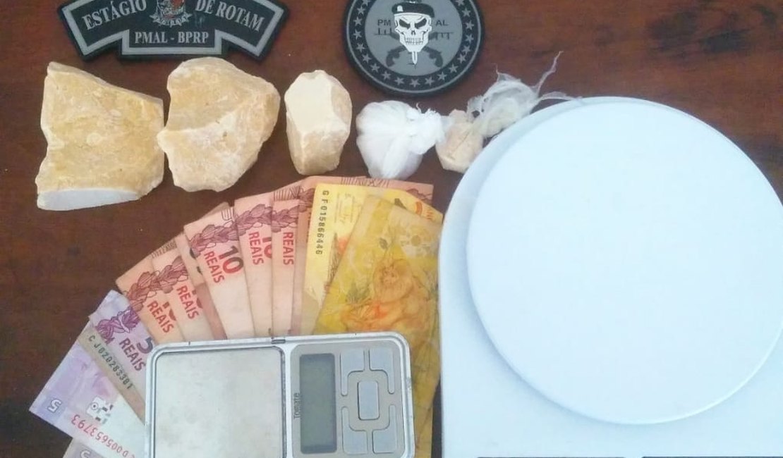 Homem é preso com crack, dinheiro e balanças de precisão em Arapiraca