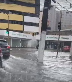 [Vídeo] Chuvas deixam ruas alagadas no bairro da Mangabeiras, em Maceió