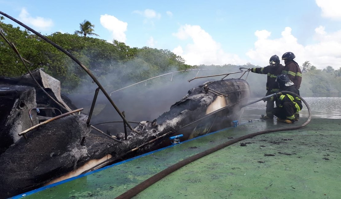 Lancha pega fogo na marina do Condomínio Laguna, em Marechal Deodoro