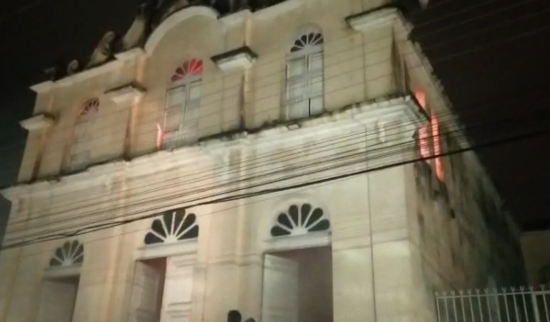 Incêndio: Igreja de Cacimbinhas é tomada por chamas