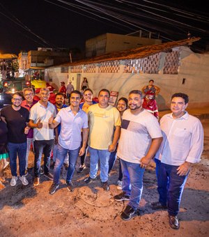 Prefeito de Maceió, JHC, visita obra de pavimentação no bairro Cruz das Almas