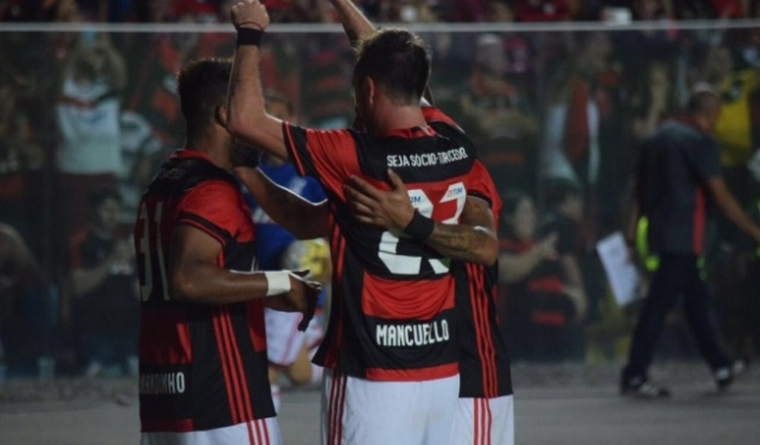Flamengo vence Atlético PR assume liderança do Brasileirão