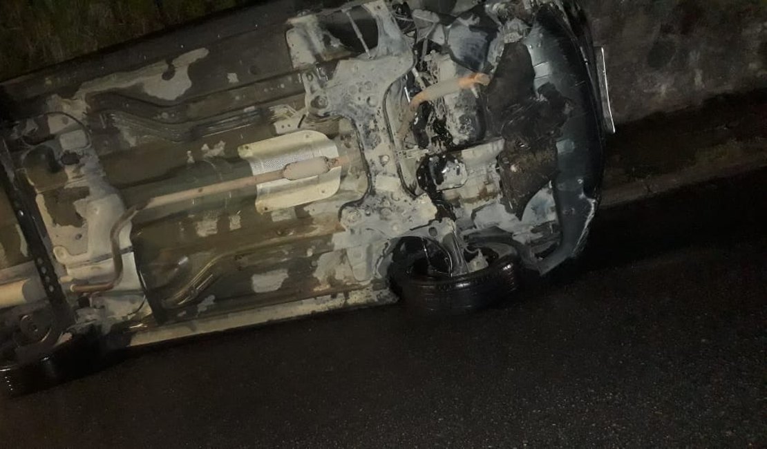 Motorista perde controle de veículo e capota em ladeira