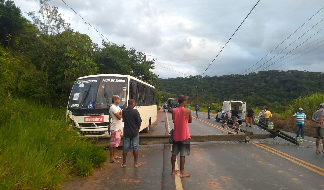 Ônibus colide em poste na rodovia AL 413 em São Luís do Quitunde