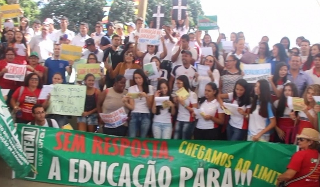Estudantes e professores fazem manifestação no centro de Arapiraca