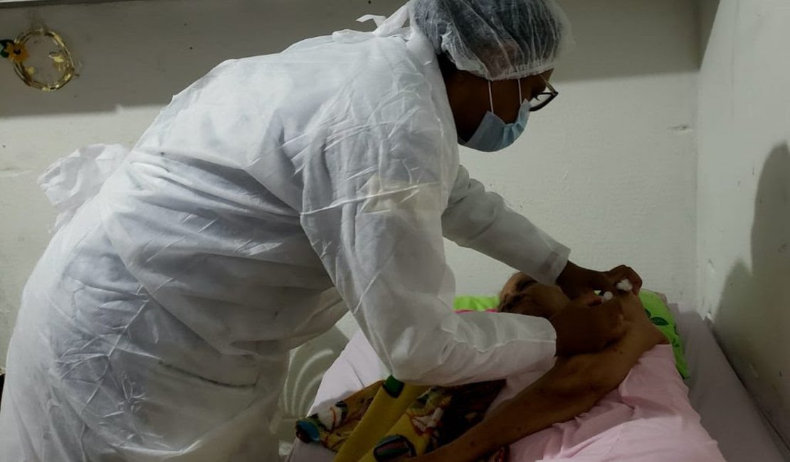 Prefeitura de Maceió já imunizou 70% dos idosos acamados cadastrados