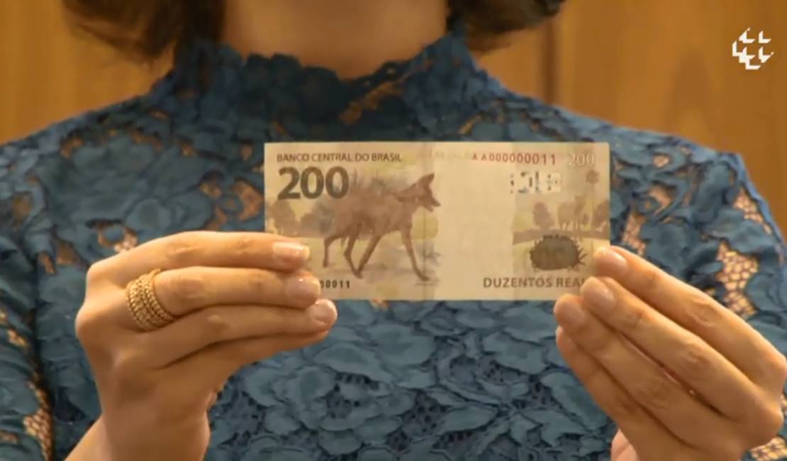 Mulher acha notas de R$ 200 no chão e paga boleto de desconhecido