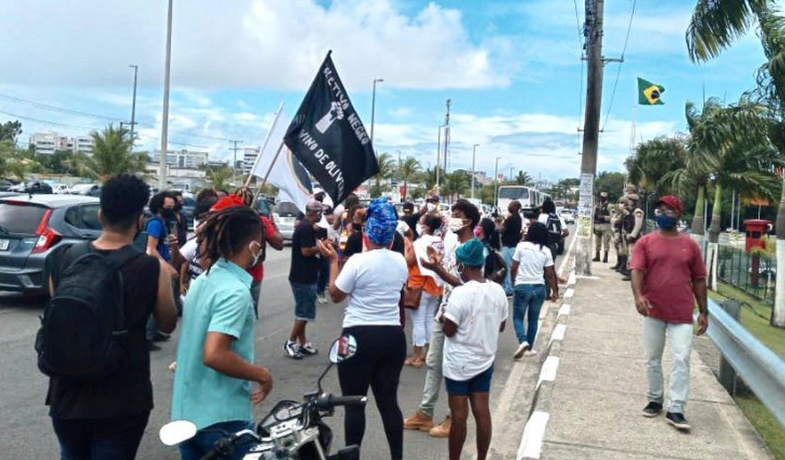 Grupo protesta em frente a supermercado de Lauro de Freitas após morte de homem em Porto Alegre