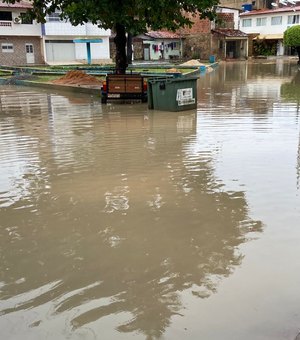 [Vídeo] Chuvas deixam praças inundadas em Maragogi