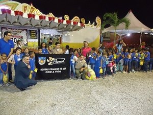 Programa da PM leva estudantes de escola pública para o circo