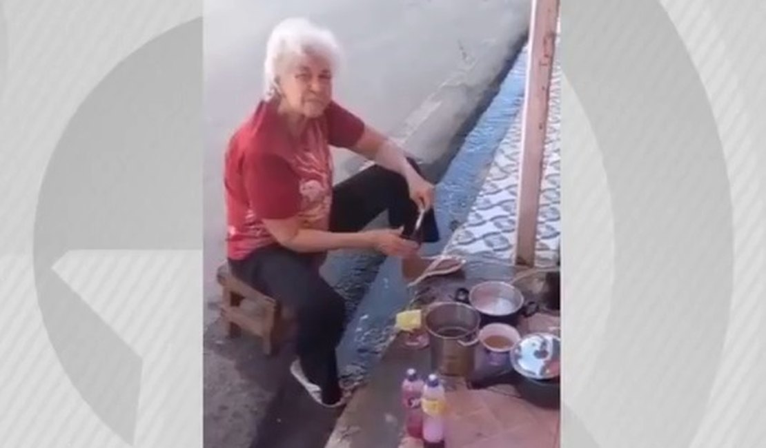 Sem água em casa, idosa lava louças na calçada no Centro de União dos Palmares