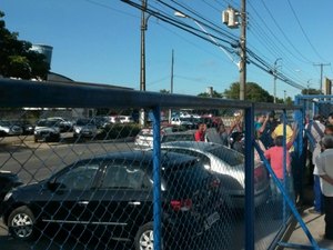 Clientes fecham Centro de Cartas dos Correios em Maceió