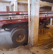 Caminhão fica preso em um buraco dentro de uma marcenaria em Penedo