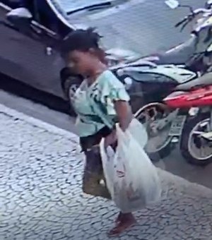 [Vídeo] Mulher é flagrada furtando liquidificador de loja em Arapiraca