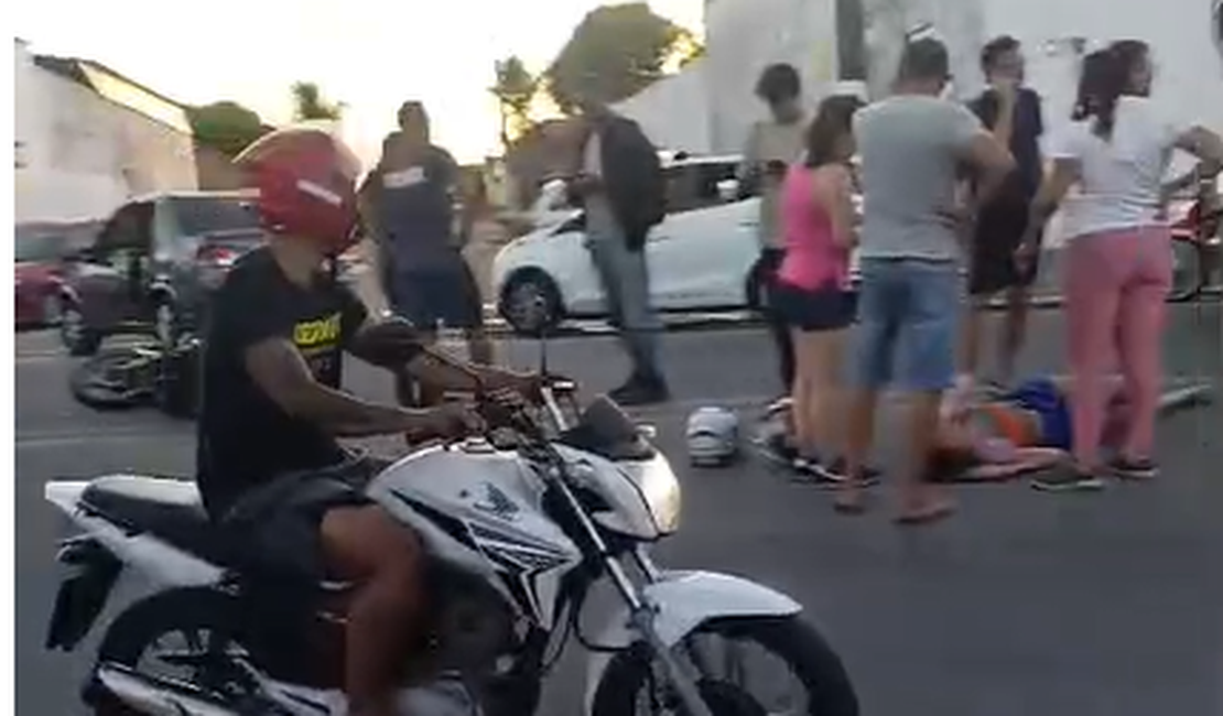 Jovem de 26 anos fica ferida após colisão entre moto e carro na Santa Amélia