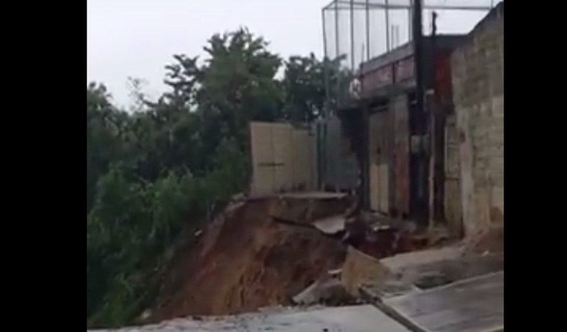 [Vídeo] Deslizamento de terra em encosta leva rua e parte de muro 