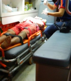 Homens caem em valeta com motocicleta e acabam feridos